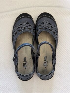 JBU Blue-Gray Floral Cutout Mary Jane Flats